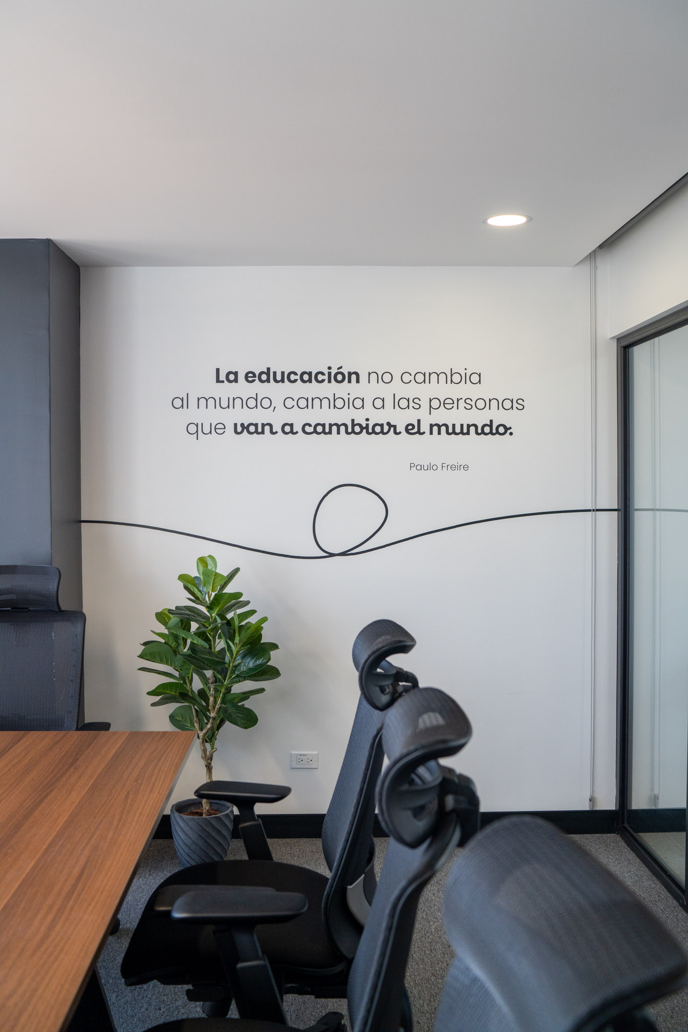 frase sala de reuniones Santillana