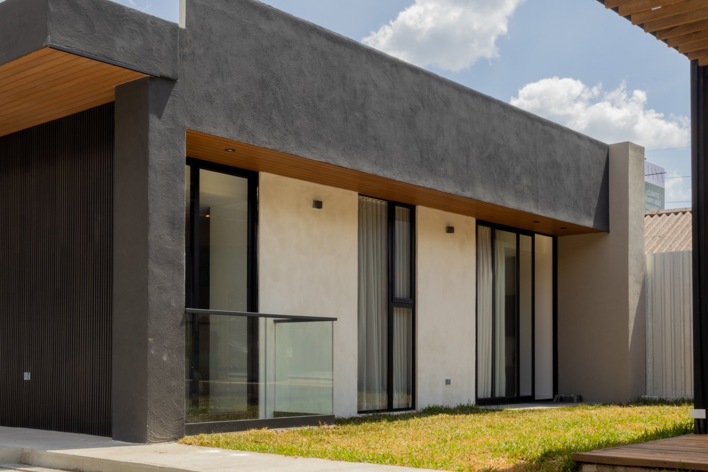 Fachada Lateral derecho Showroom Viana