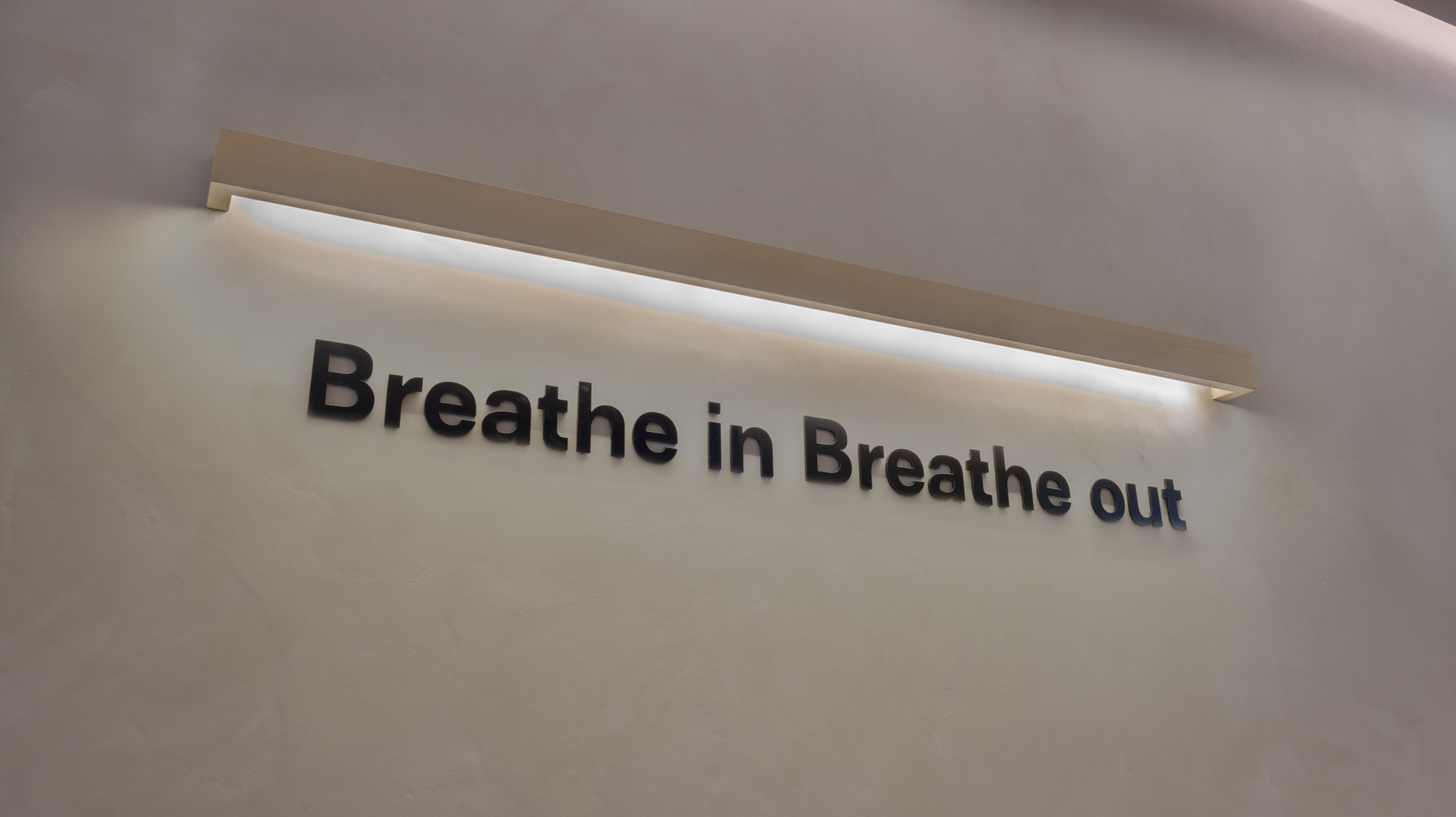 Letrero Breathe in Breathe out Aua