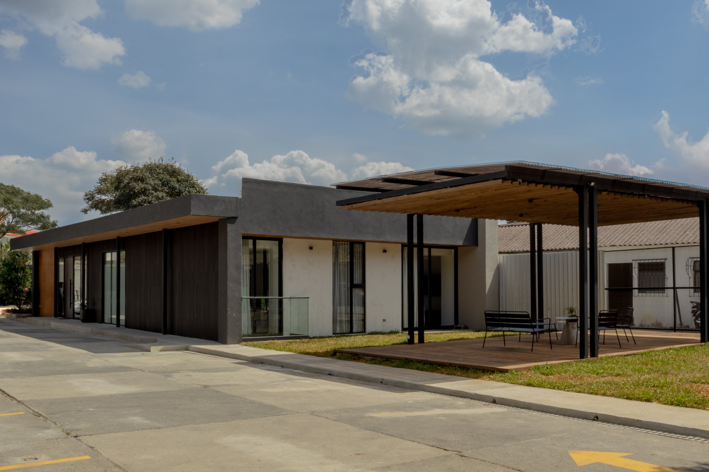 Fachada y Pergola Showroom Viana