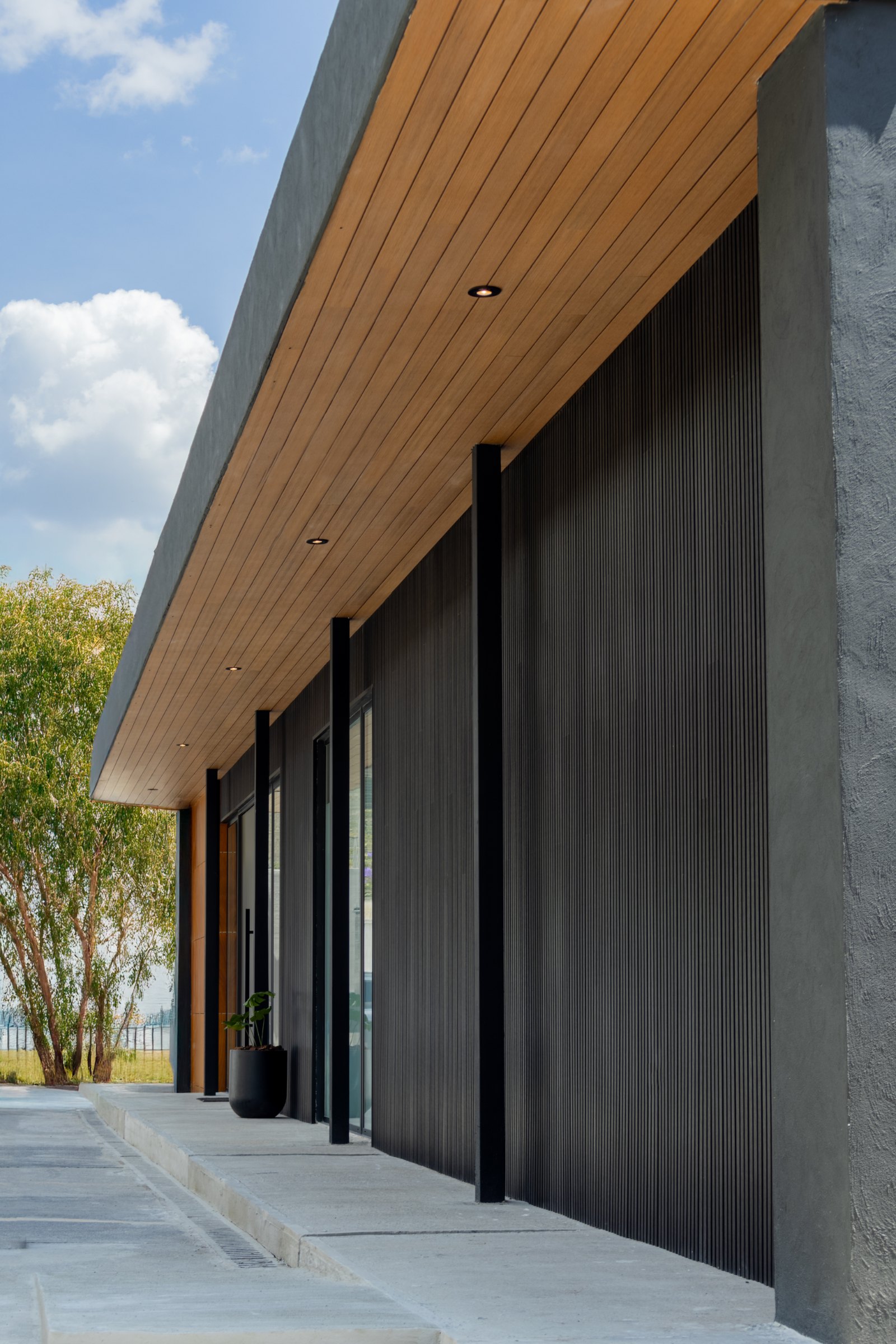 Fachada Lateral Showroom Viana